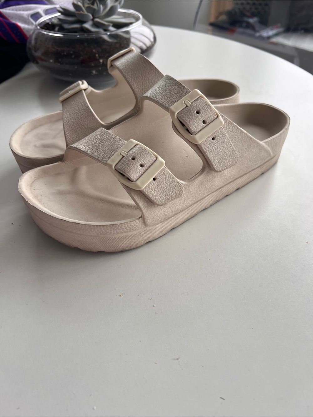 Women’s size 7 Double-Buckle Slide Sandals in Cream